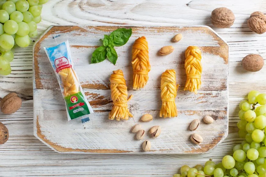 фотография продукта Сыр Косичка копч. мини Сочинский (снек) 