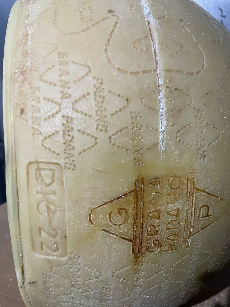 фотография продукта Импортные сыры: пармезан грана падано  