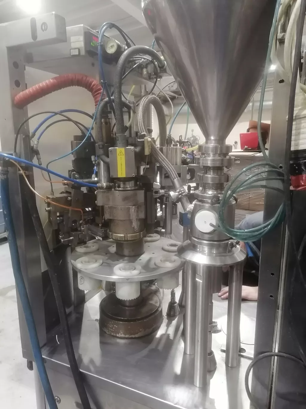 б/у машину для наполнения туб axomatic  в Санкт-Петербурге 3