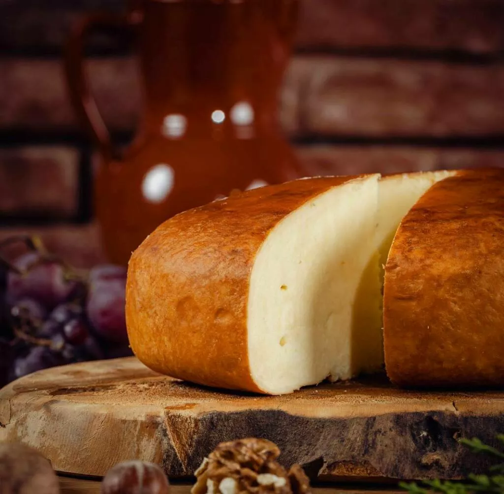 Фотография продукта Сыр копченный сулугуни на древесине